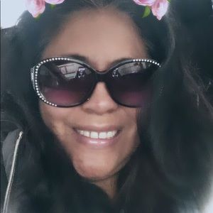 Meet your Posher, Adela